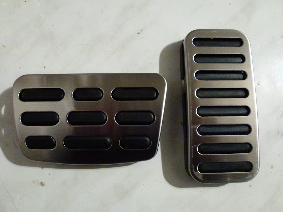 Крепятся просто на защелки с тыльной стороны. — Hyundai Solaris (1G)