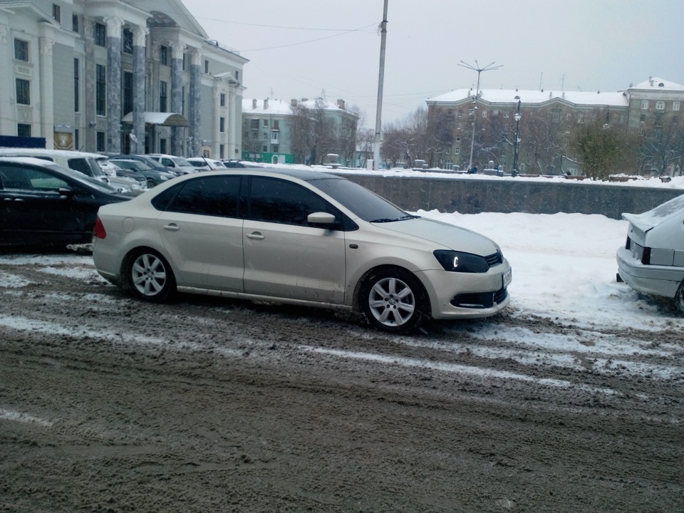 Белый седан Volkswagen Polo зима