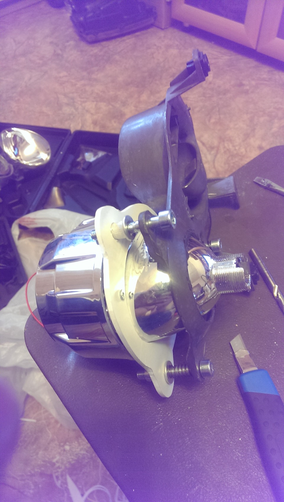 получается три точки крепления. 2 подпружиненные и одна не регулируемая, через резиновую проставку. — Great Wall Safe