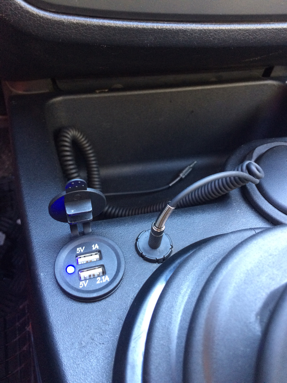 USB розетка вместо прикуривателя — Ford Fiesta (Mk V), 1,4 л, 2008 года ...