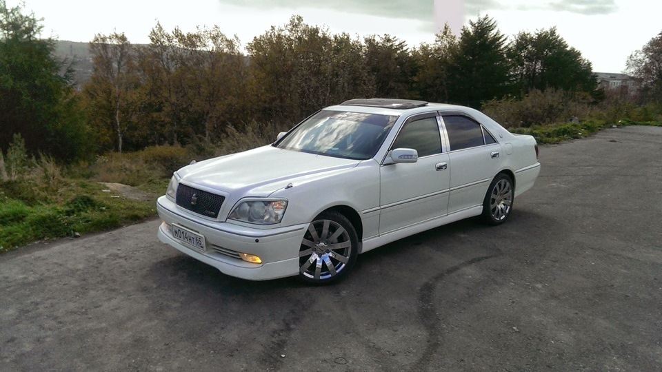 Toyota Crown s150 Рё РґРµРІСѓС€РєРё