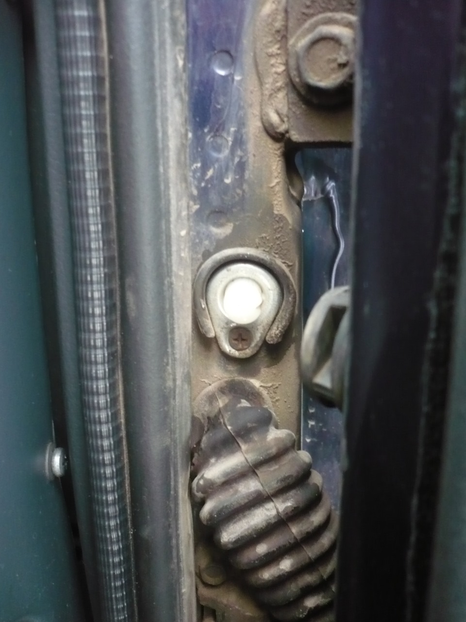 Сигналка не открывает двери. Концевик двери ВАЗ 2115. Концевик на двери ЗИЛ 130. Концевики дверей на нексию n150. Концевик двери 2115.