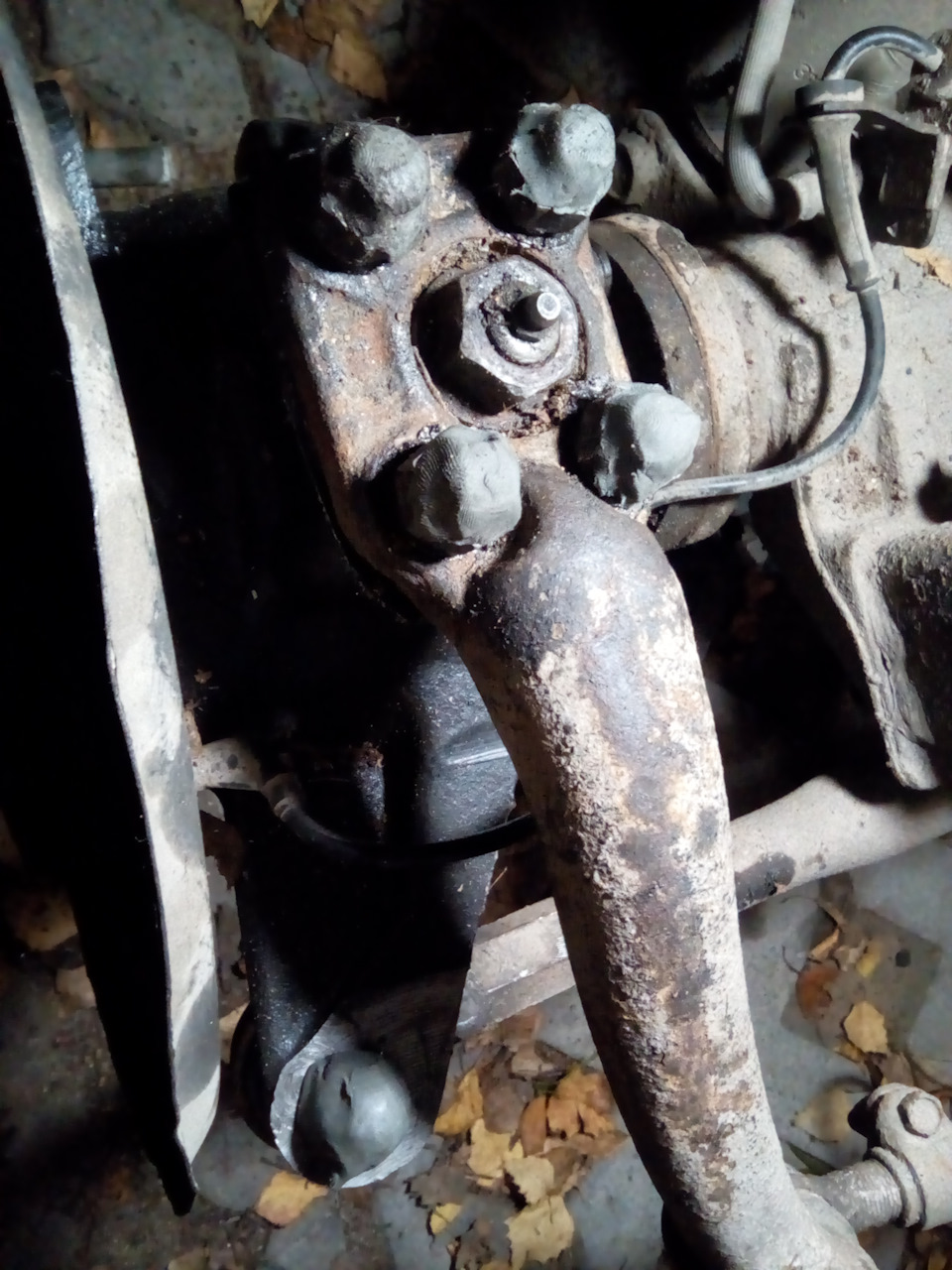 а потом все резьбовые соединения замазываются автопластилином, ибо нефиг. торчащие сзади концы болтов крепления ШОПК — тоже. — УАЗ Patriot