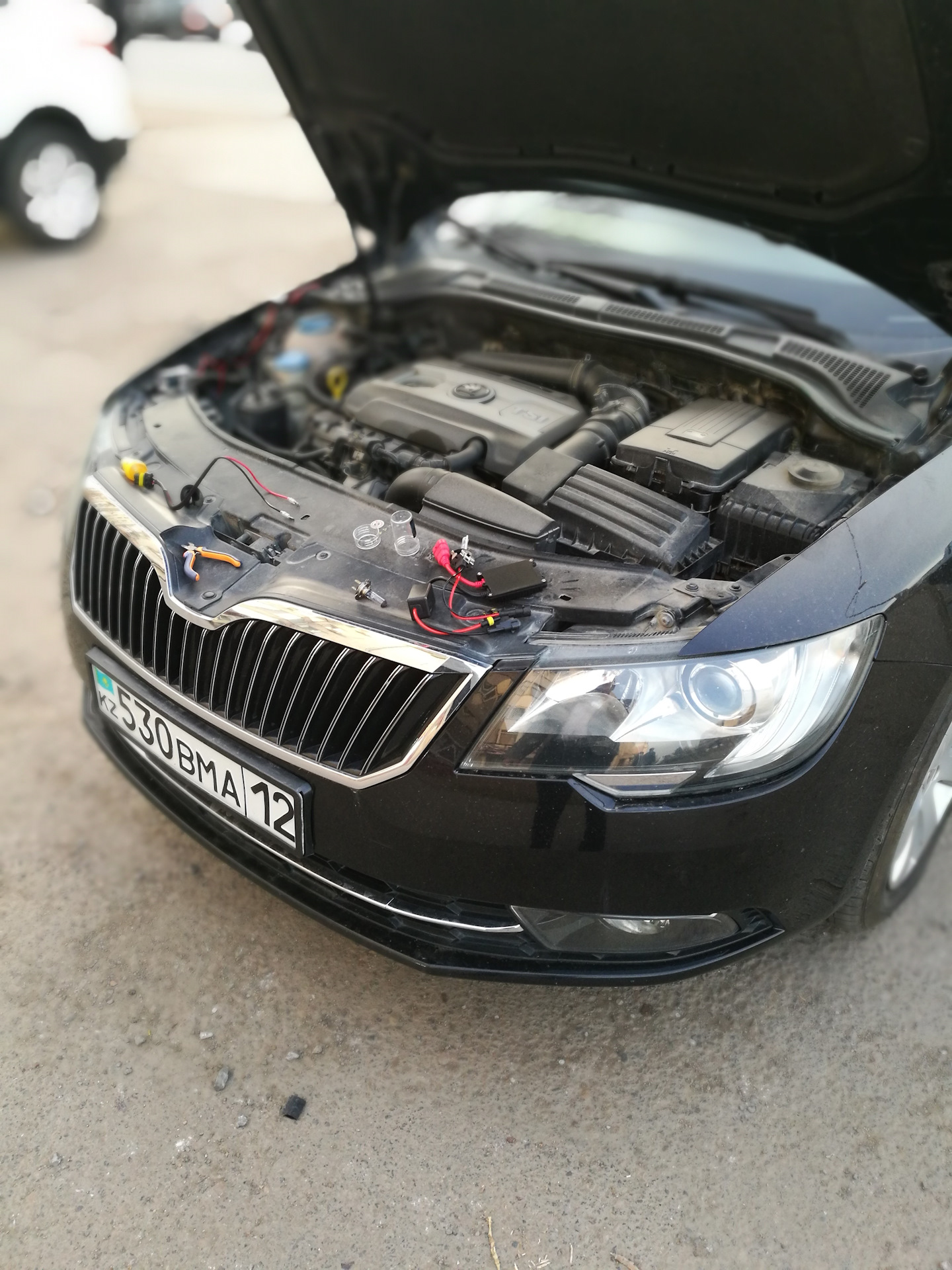 Замена лампочек шкода суперб. Лампа стоп сигнала шкода суперб 2012. Замена лампочек шкода суперб. Замена лампочек шкода суперб. Блок управления под левым крылом форум шкоды суперб 2.