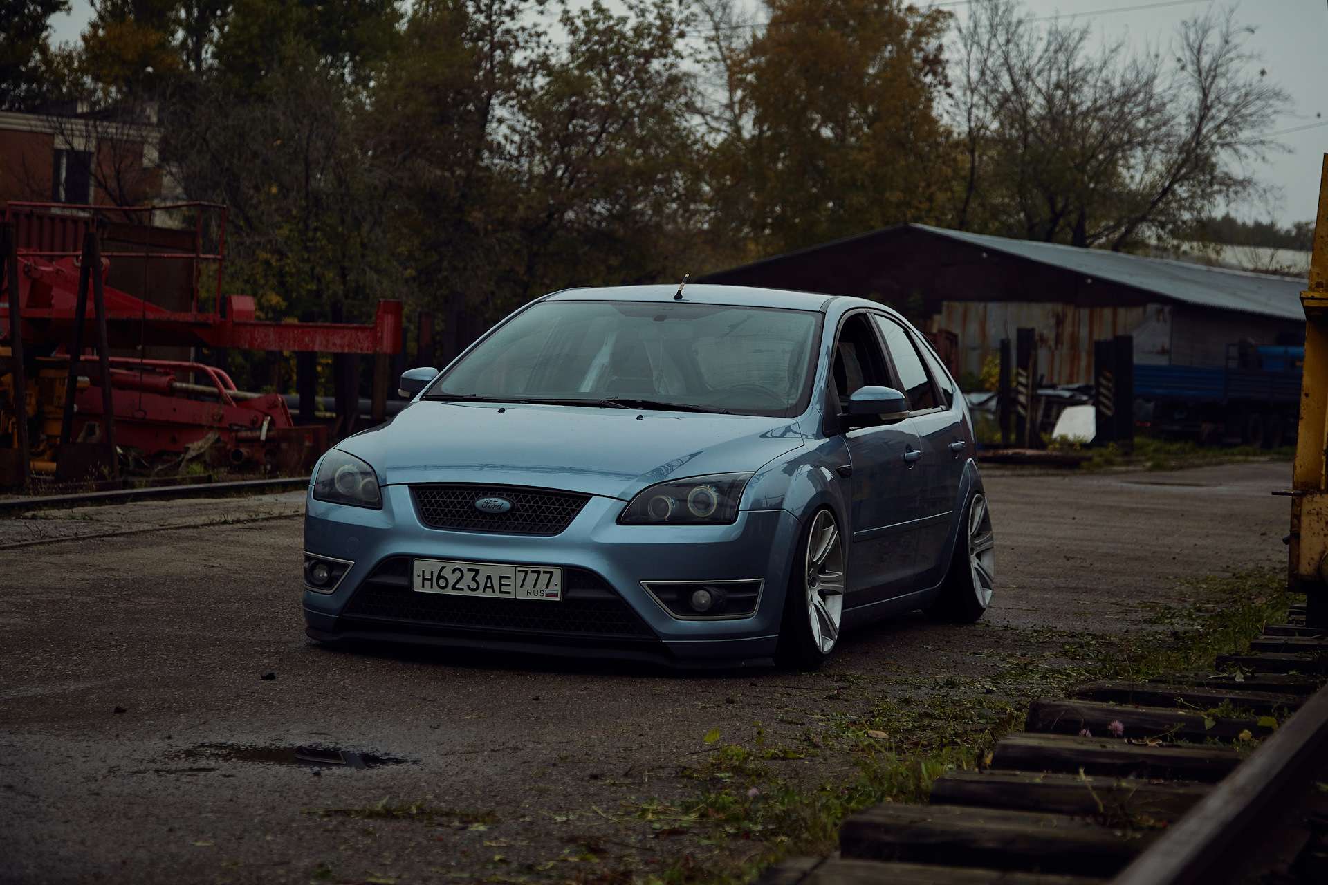 Под фокус 2. Ford Focus 2 stance. Ford Focus 2 stance седан. Форд фокус 2 хэтчбек стенс. Форд фокус 2 седан стенс.