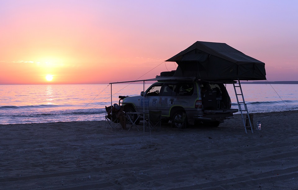 Закат был безупречным, солнце прикоснулось и упало в море. Touch-down! — Toyota Land Cruiser 100