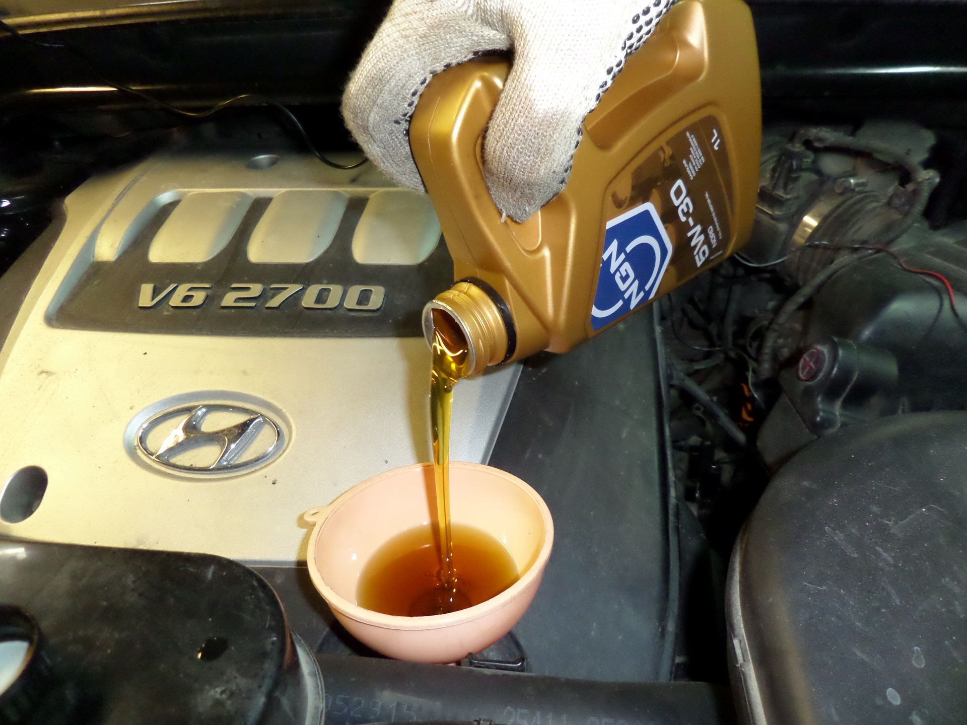 Hyundai tucson масло в двигатель. Туксон масло в двигателе. Лучше моторное масло для Хендай Туссан 2018. Заливка масла Tucson nx4. Какое масло лучше заливать в двигатель Туссан 2л 2018 г 5в40.
