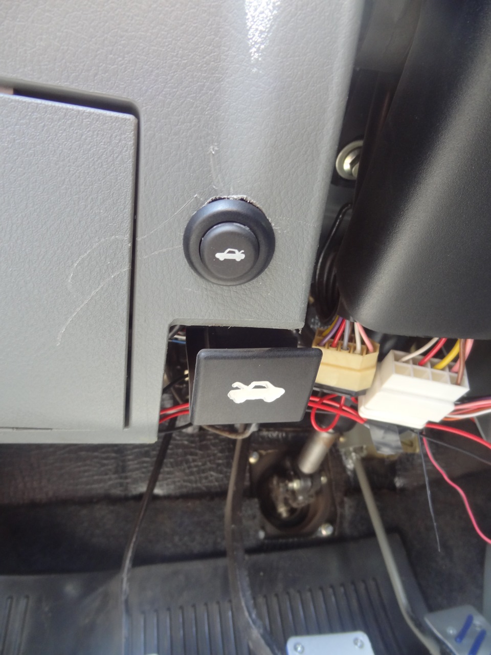 Почему не открывается багажник с кнопки. Кнопка открывания багажника ВАЗ 2111. Реле открывания багажника ВАЗ 2112. Реле открывания багажника ВАЗ 2110. Реле кнопки открывания багажника 2112.