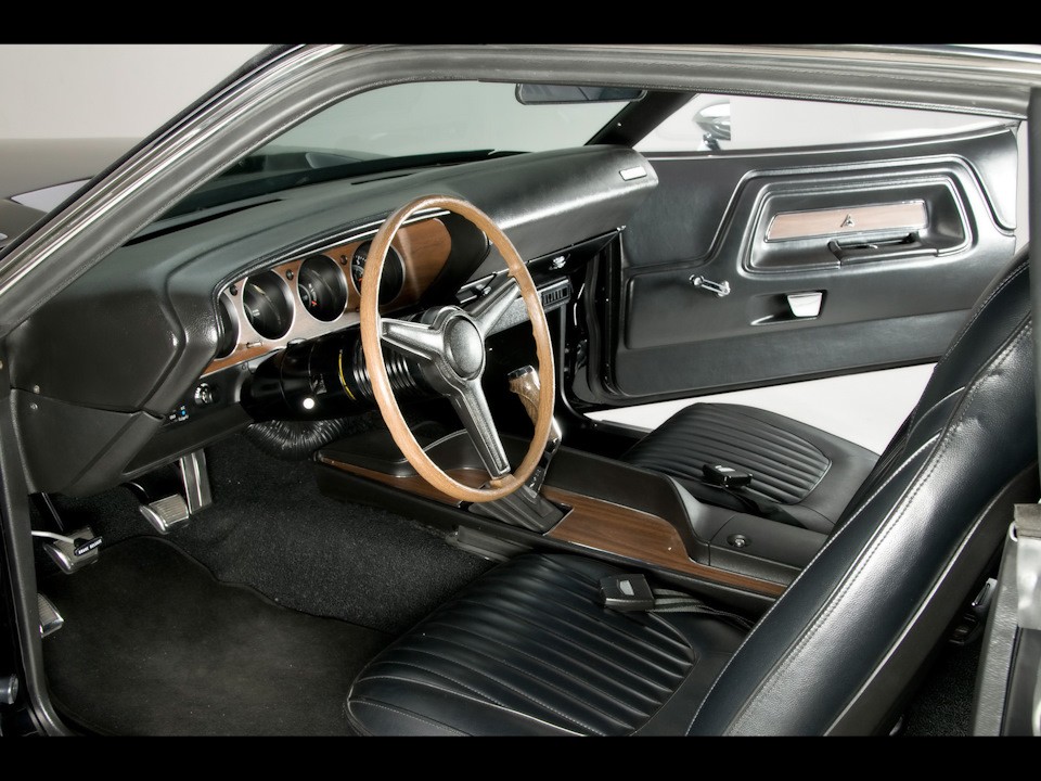 dodge challenger история модели. 3735e1es 960. dodge challenger история модели фото. dodge challenger история модели-3735e1es 960. картинка dodge challenger история модели. картинка 3735e1es 960. Компактный по американским меркам спортивный автомобиль Dodge Challenger, относившийся к категории «пони-каров», дебютировал в 1970 году. Модель была хорошо принята покупателями, в первый же год было продано 77 тысяч машин с кузовами хардтоп и кабриолет. Challenger оснащался рядным шестицилиндровым двигателем 3.7 мощностью 145 л. с. и V-образными «восьмерками» объемом от 5,2 до 7,2 литров (230–390 л. с.) Самой мощной была модификация 426 Hemi с семилитровым мотором, развивавшим 425 «лошадей». dodge challenger история модели. 3735e1es 960. dodge challenger история модели фото. dodge challenger история модели-3735e1es 960. картинка dodge challenger история модели. картинка 3735e1es 960. Компактный по американским меркам спортивный автомобиль Dodge Challenger, относившийся к категории «пони-каров», дебютировал в 1970 году. Модель была хорошо принята покупателями, в первый же год было продано 77 тысяч машин с кузовами хардтоп и кабриолет. Challenger оснащался рядным шестицилиндровым двигателем 3.7 мощностью 145 л. с. и V-образными «восьмерками» объемом от 5,2 до 7,2 литров (230–390 л. с.) Самой мощной была модификация 426 Hemi с семилитровым мотором, развивавшим 425 «лошадей».