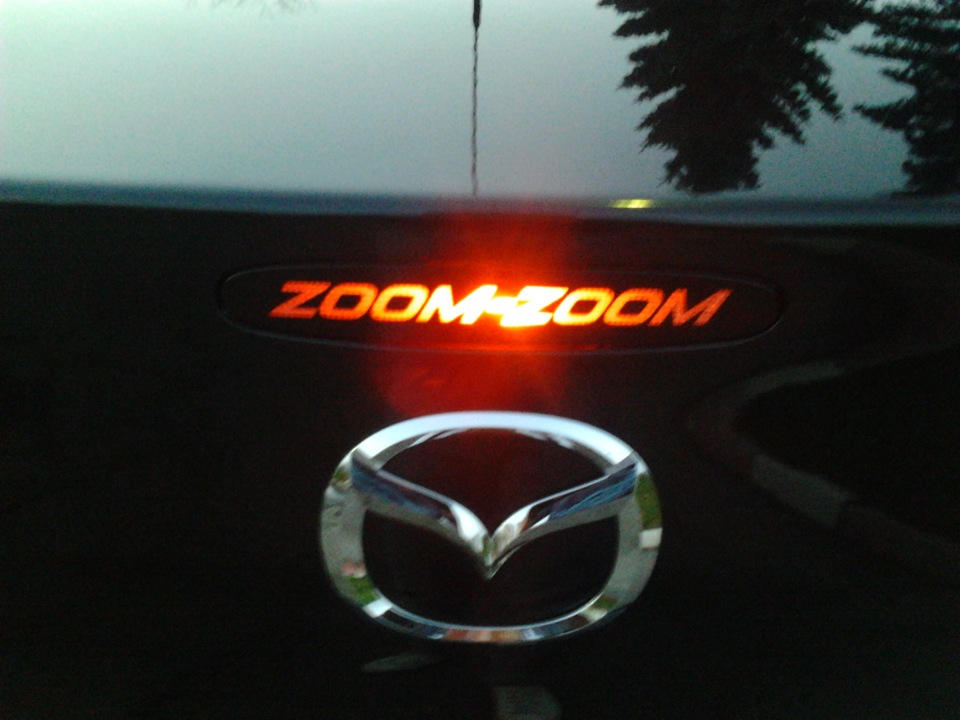 Mazda наклейка. тонированная красная мазда 3. наклейки на мазду 6. виниловая наклейка на мазду. Mazda 3 хэтчбек тонированная.