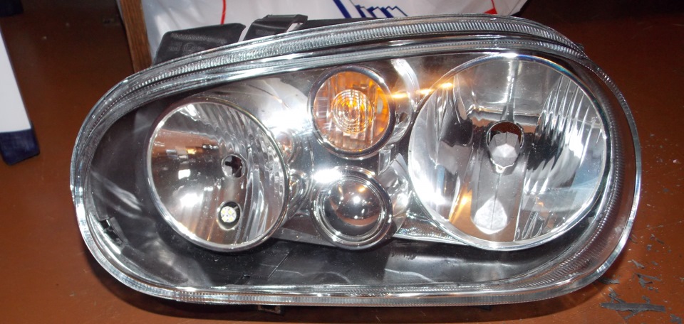 Замена стекла на левой фаре, резинки щеток на дворниках — Volkswagen ...