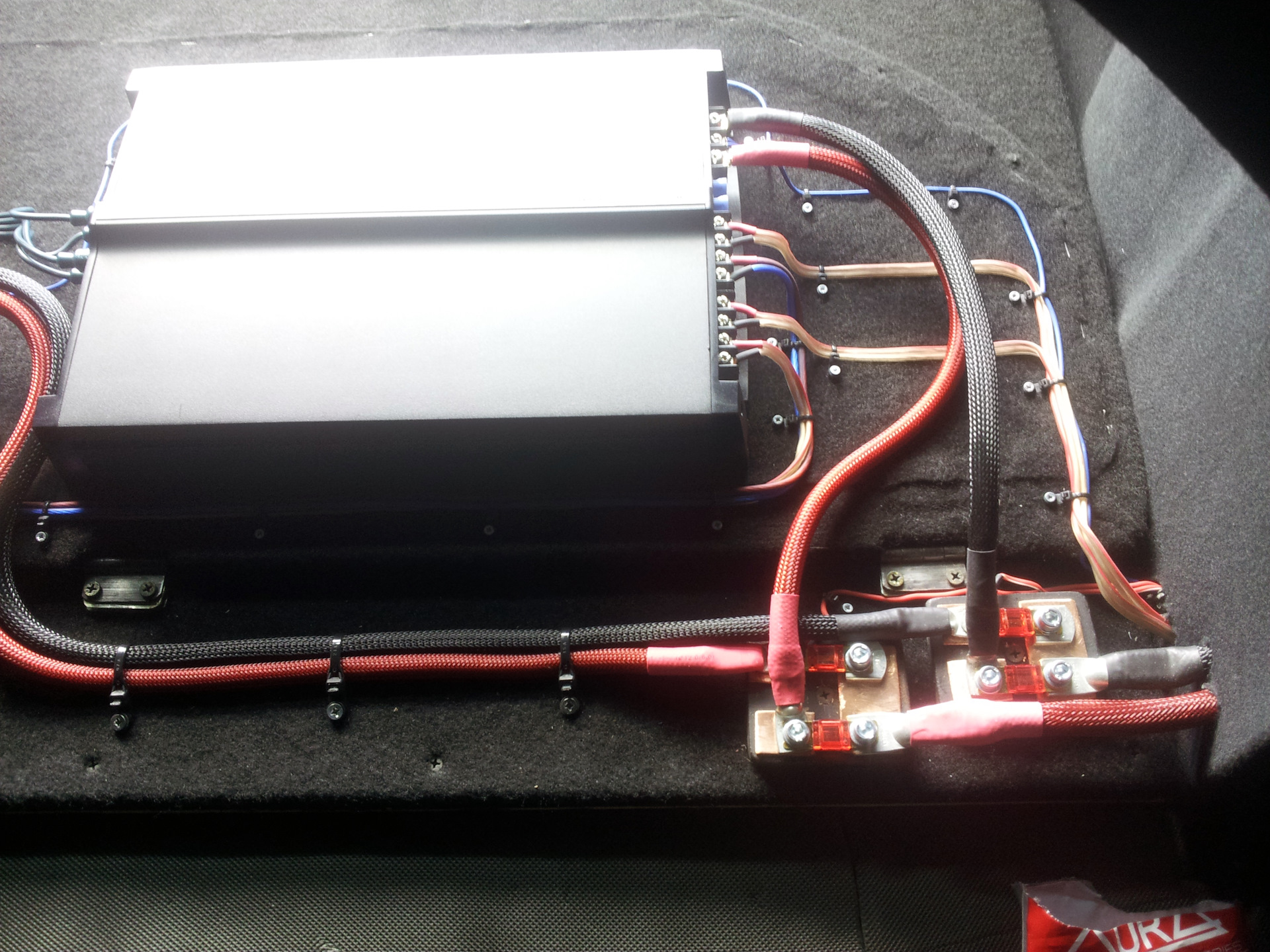 Как подключить 2 моноблока. DSP Amplifier 4 канальный усилитель. 8 Канальный усилитель Skoda. 2х канальный усилитель звука Soundmax. Machete m8-DSP.