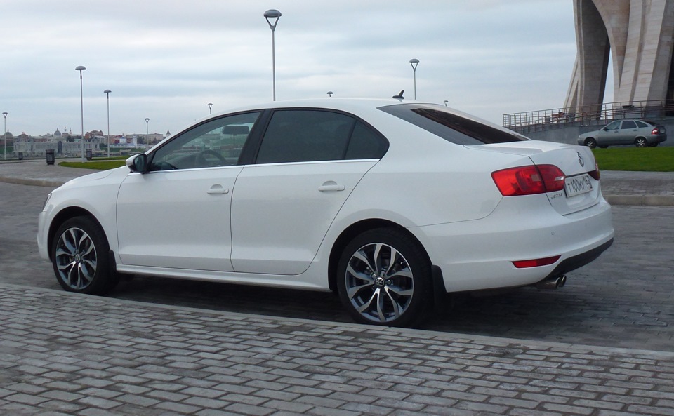 Белый Volkswagen Jetta 6 на литье r16