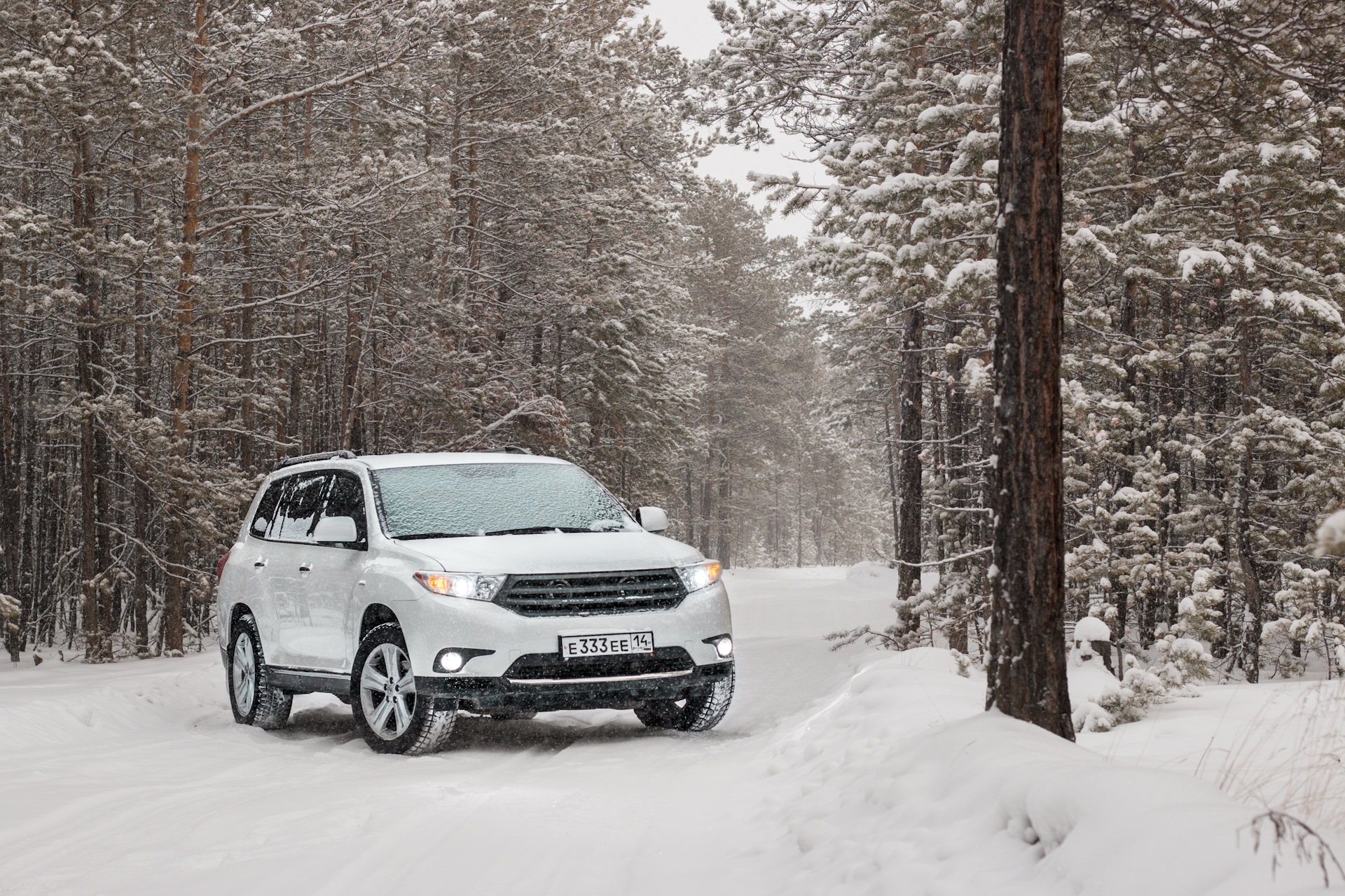 Зимний кроссовер. Тойота хайлендер зимой. Кроссовер зимой. Toyota Highlander снежной дороге. Машина хайлендер на снегу.