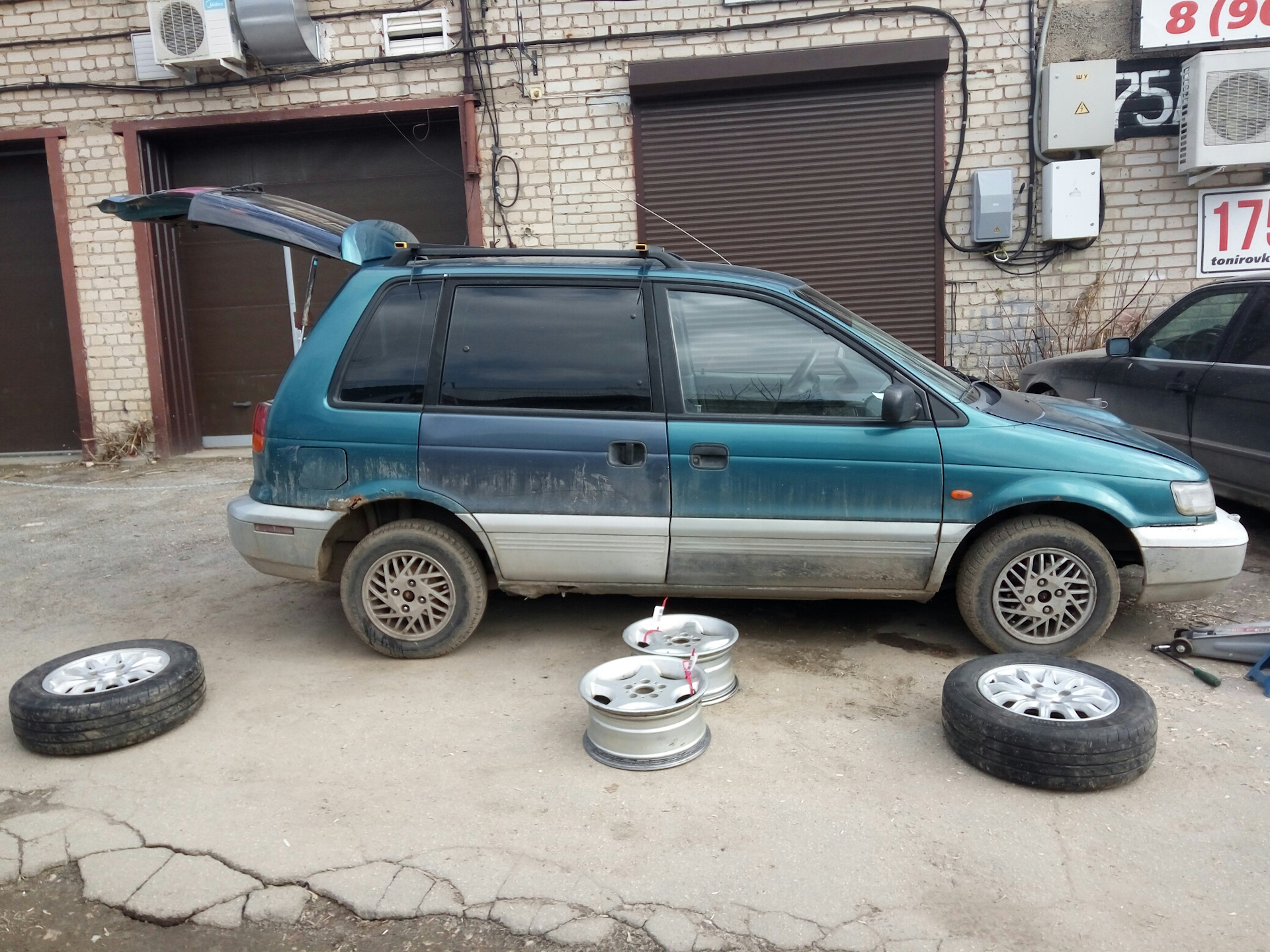 8 привод левый. Mitsubishi спейс раннер. мицубиси спейс раннер. шины митсубиси спейс раннер. Mitsubishi space runner.