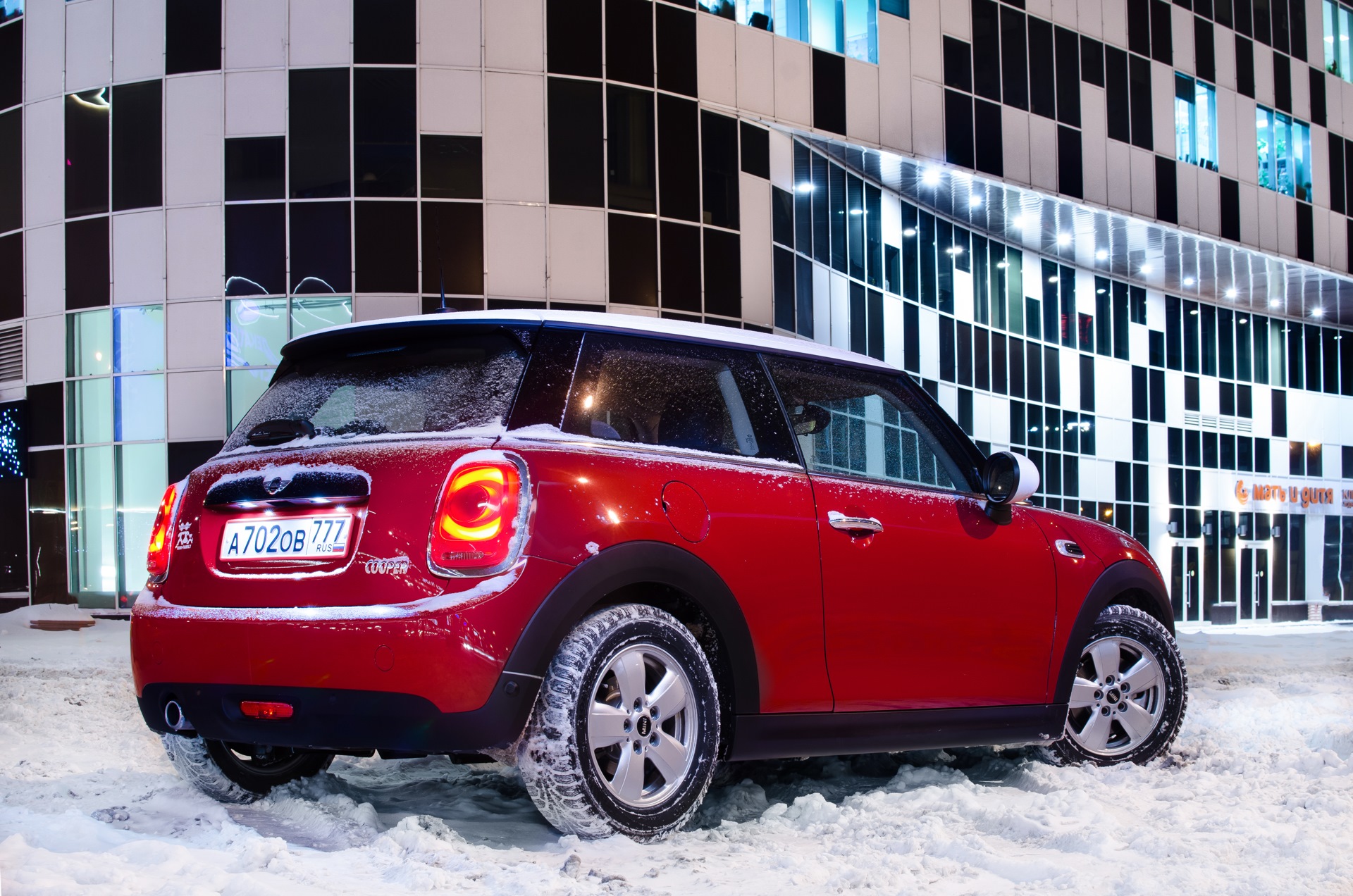 Мини красная. Мини Купер красный. Mini Cooper 1.5. Мини Купер красный с белой крышей. Мини Купер 4 дверный красный.