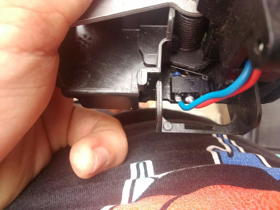 Замена концевика двери — Skoda Octavia A5 Mk2, 1,8 л, 2011 года ...