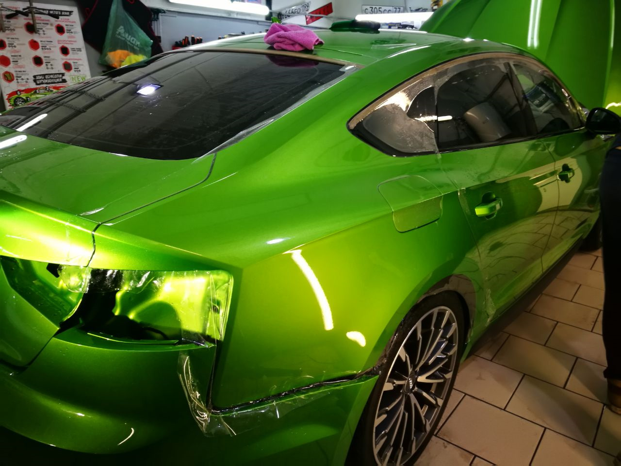 Купить пленку на машину. Audi a5 оклейка пленкой. Пленка полиуретановая java Green. Шкода пленка зеленая. Оклейка кузова q50.