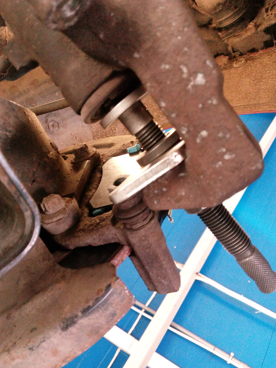 Суппорта задавливал с помощью специальной приспособы. — Renault Megane II