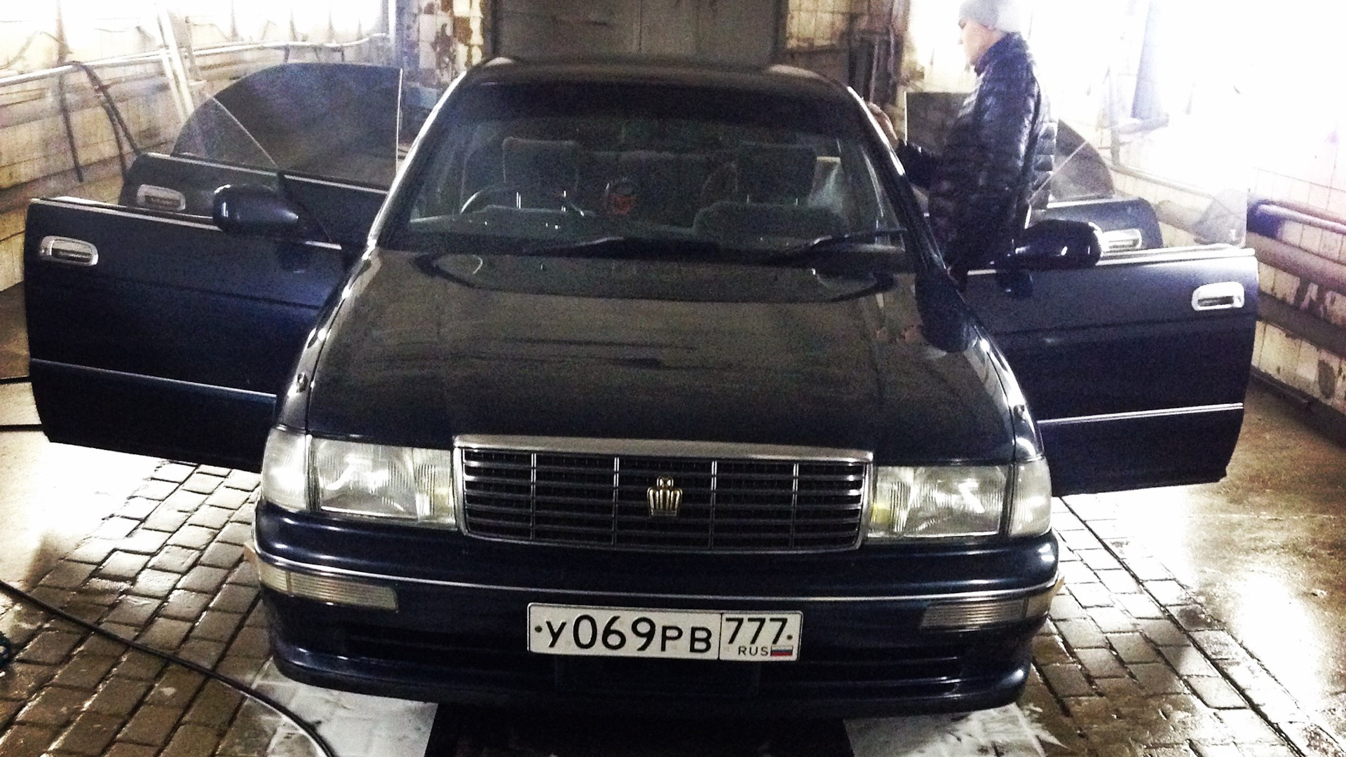 Toyota Crown (S140) 2.5 бензиновый 1994 | Диван с холодильником на DRIVE2