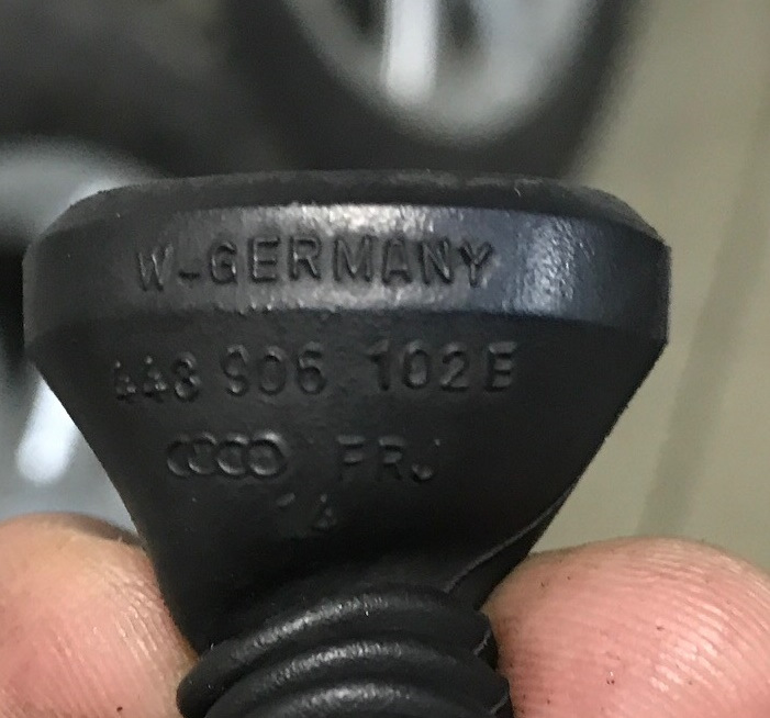 Новый презерватив если потребуется, так же он поможет прокачать некоторые упущения на других датчиках (немцы шутники еще те, раскидали их как саперы и часть разъемов без данной защиты — исправляем) — 443 906 102 G — Audi Allroad (C5). Запчасти на фото: 443906102G