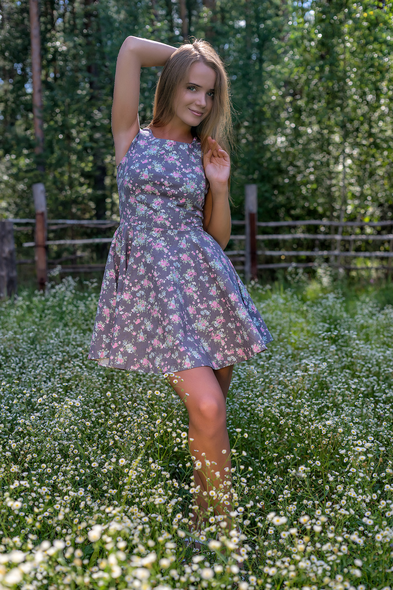 Красивые славянские девушки в легких коротких платьях