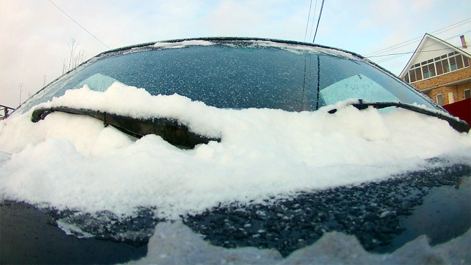 Камера ближе к ветровому стеклу. Малополезная позиция — не видно даже салона, не говоря об окружающей местности. ''Дворники'' кажутся гигантскими. — Lada 21083