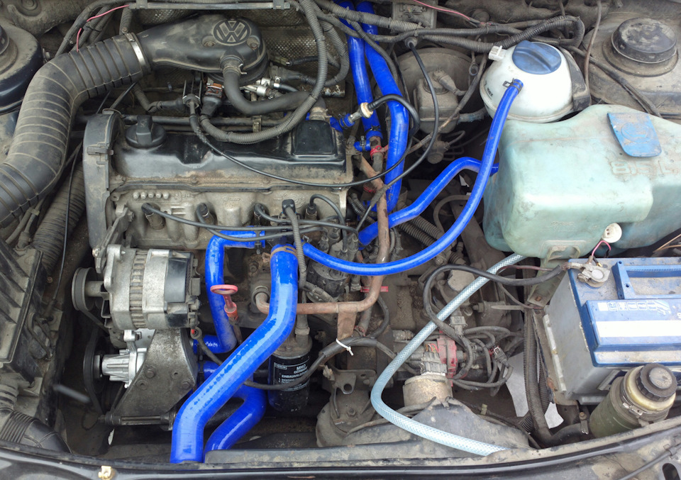 Патрубки охлаждения пассат б3. Фольксваген Пассат б3 1.8. Гольф 3 мотор 2e. Система охлаждения VW Passat b3 1.8 Rp. Фольксваген б3 двигатель.