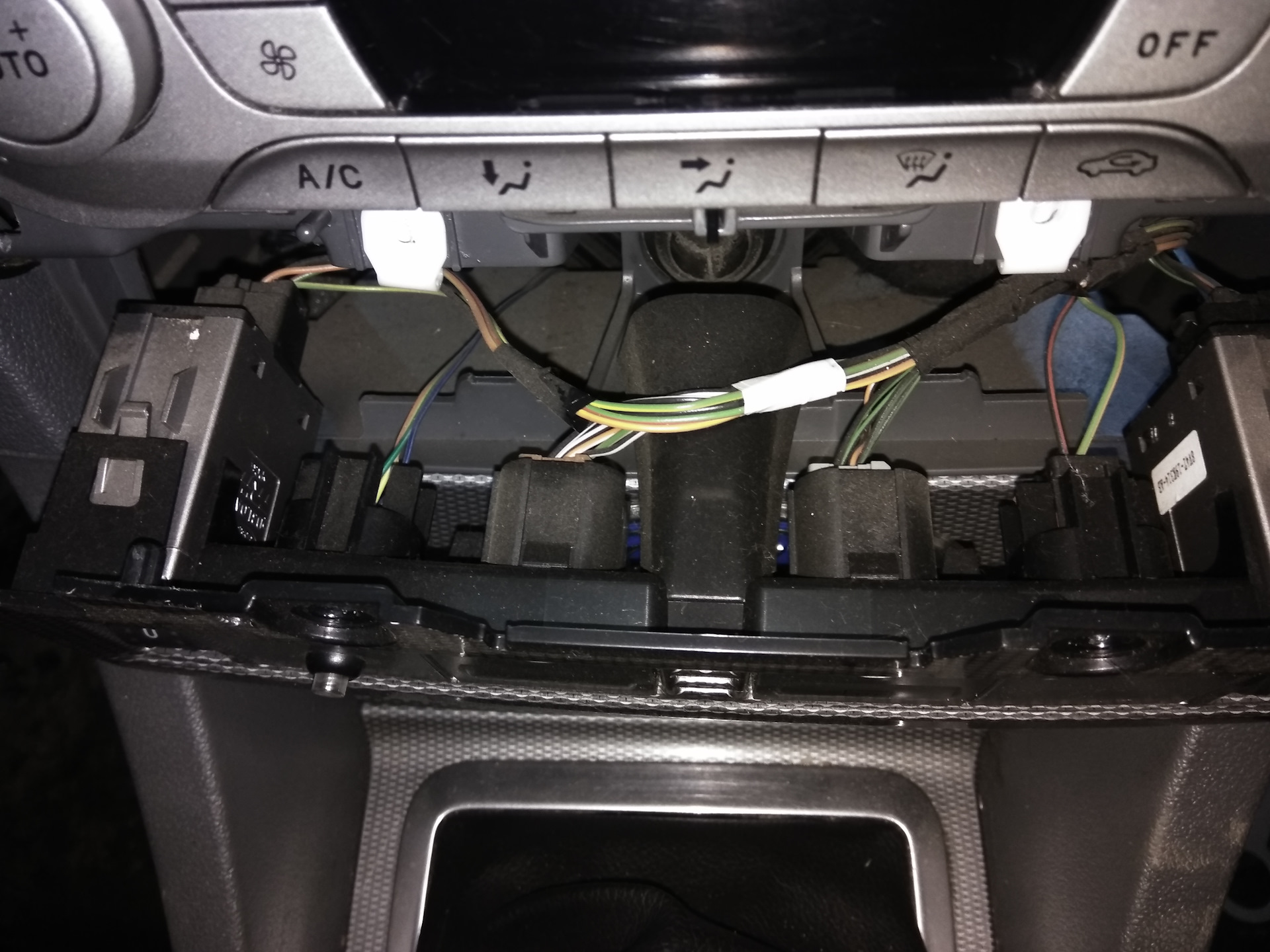 Замена головного устройства — Ford Focus II Wagon, 1,8 л, 2011 года ...
