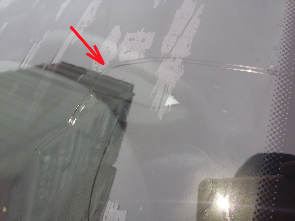Пошла трещина на лобовом стекле. Лобовое стекло для Nissan Terrano 3. Скол на лобовом стекле. Трещина лобового стекла. Трещина на лобовом стекле.