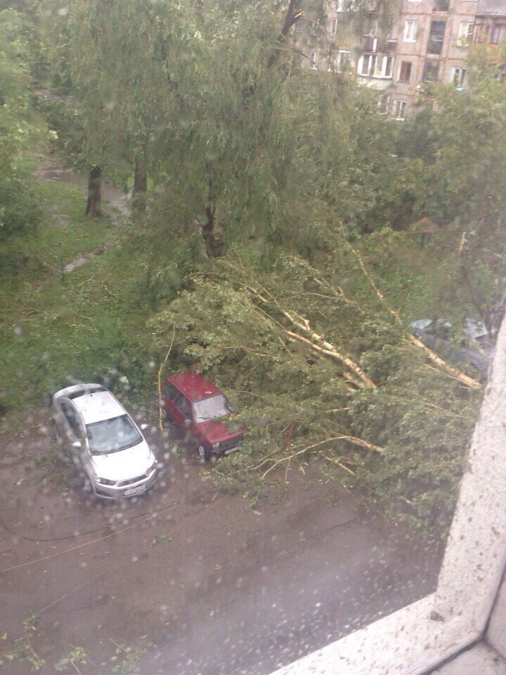 Ураган 13. После урагана Омск. Смерч в Омске. Ураган в Омске Амурский поселок. Карусель ураган Омск.