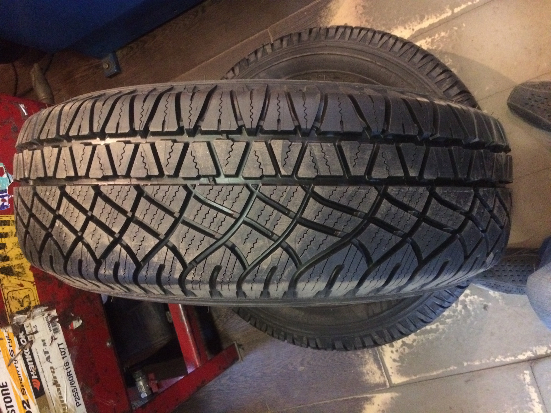 Шины мишлен кросс. Мишлен Latitude Cross. Michelin Latitude Cross 255/55 r18. Michelin Latitude Cross Tiguan. Латитуд кросс Мишлен Тигуан 1.