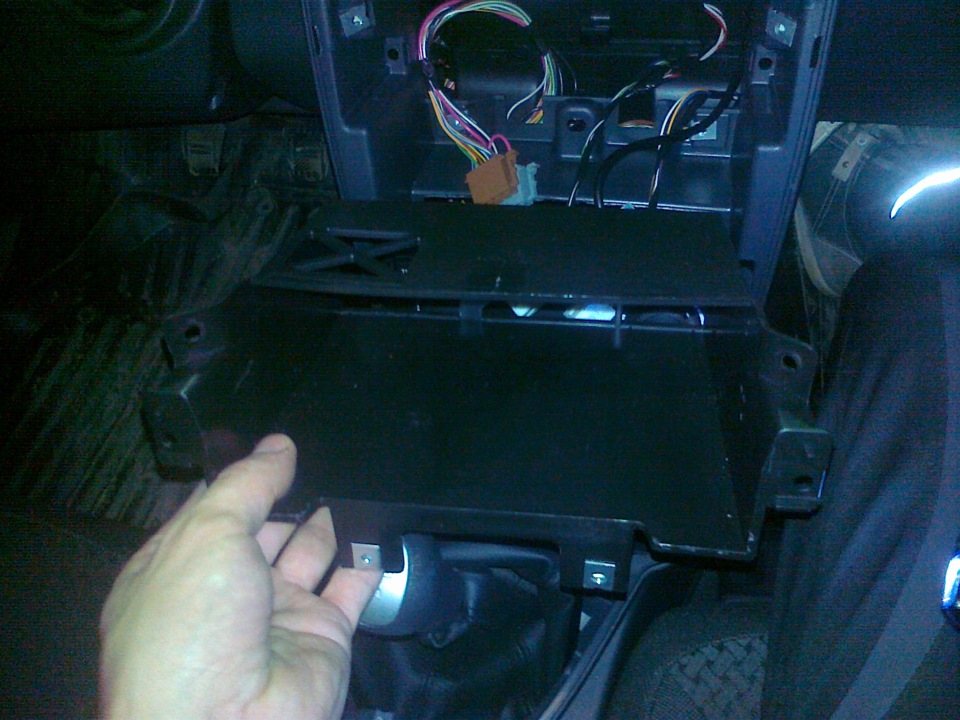 Установка 1 DIN магнитолы в приору с новой панелью — Lada 21093i, 1998 ...