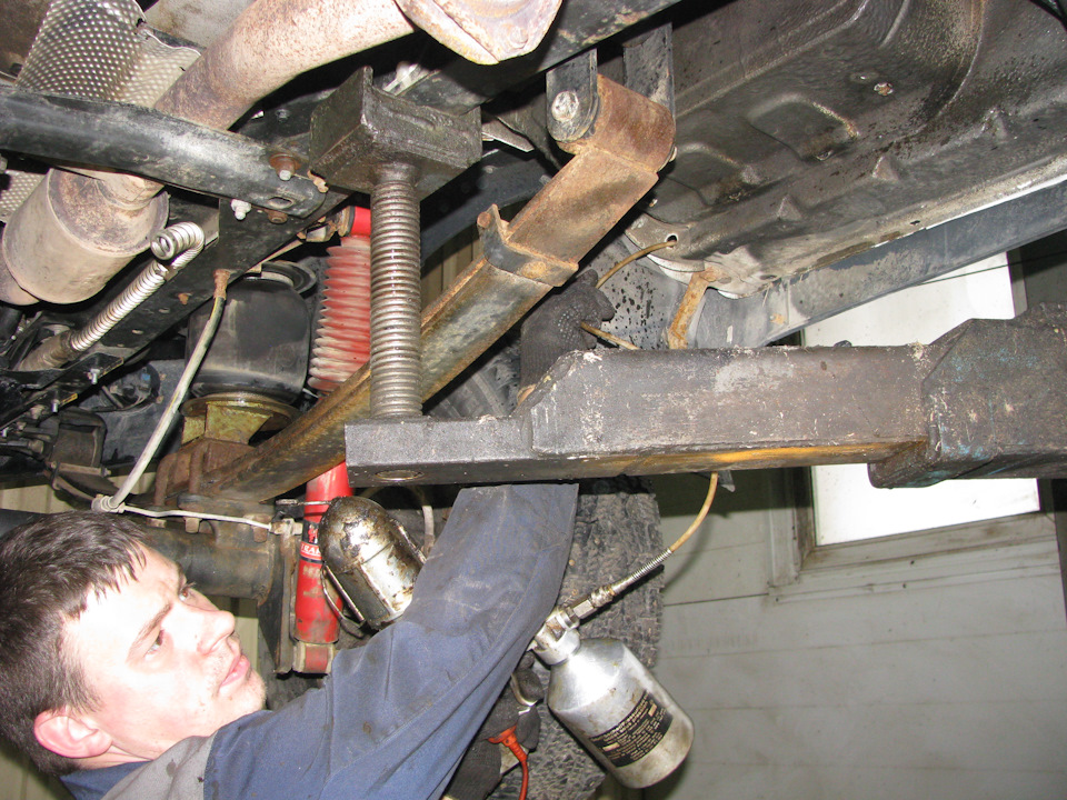 Мастер Сергей обрабатывает внутренние полости кузова. — ГАЗ Соболь 4х4