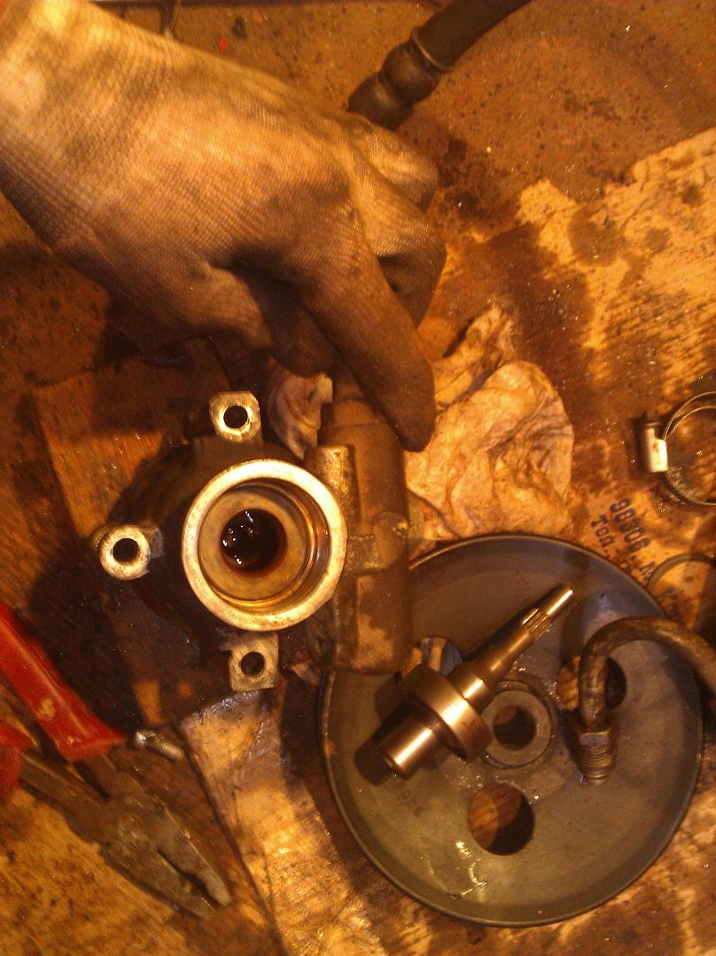 Снимаем стопорное кольцо, подшипник выходит вместе с валом, заодно есть свободный доступ к сальнику, но у меня он не течет, оставляем старый. — Jeep Grand Cherokee (ZJ)