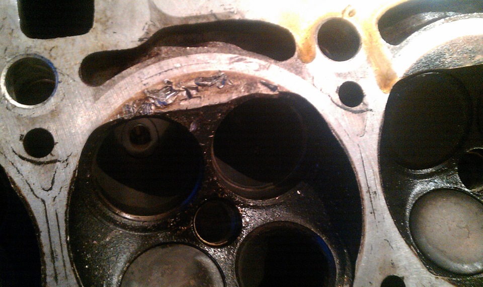 Трещина между клапанами. Седло клапана Ауди двигатель DS. Трещины ГБЦ ВАЗ 2109 вокруг седла клапана. Трещина между седлами клапанов ГБЦ.