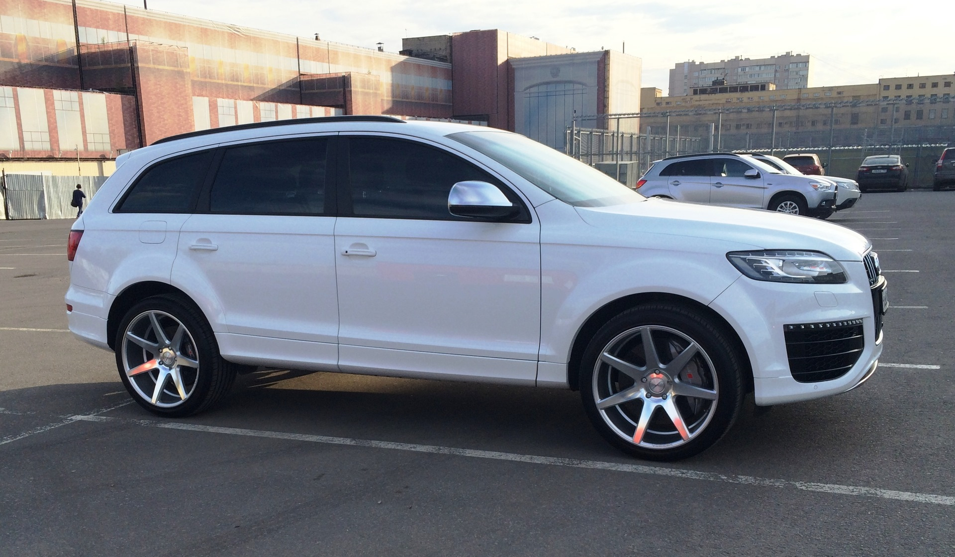 White 7 in 1. Ауди q7 r22. Audi q7 4l r21. Audi q3 r22. Audi q7 l7 диски r22.