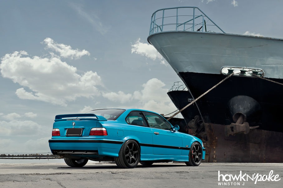 laguna seca blue код. 37d21a4s 960. laguna seca blue код фото. laguna seca blue код-37d21a4s 960. картинка laguna seca blue код. картинка 37d21a4s 960. Как я уже писал раньше цвет выбрал 448BMW(Laguna Seca Blue), когда покупал краску мне предложили несколько вариантов исполнения этой краски, так как это НЕ МЕТАЛЛИК — или же база под лак, или акрил! Маляр сказал что проще красить акрилом, и выходит намного дешевле, так как акрил лучше кроет, под него не нужна подложка, не нужен лак и т.д. но взвесив все "ЗА" и "ПРОТИВ" решил все такие заказывать на подборе базу под лак, так как акрил используют для окраски кузовов грузовиков, автобусов, все коммерческие автомобили красят простым акрилом, это дешево но не для бмв, хоть и уверяли меня что разницы заметно не будет(между акрилом и базой под лаком), но меня уже было не сломить и я решил что лучше не экономить и сделать как хочется самому!в итоге было заказано около 3 литров лака, 4 литров lsb, и 2 литра серебрянки для подложки, и сразу же заказал черной матовой краски для молдингов и разных пластмасок — около полу-литра!Привезли краску, я открыл ведро и прозрел! Говорю это не то, не так краска, этот цвет просто ужасный!Это не лагуна сека блу! фотографий этого ужаса нету, но то что было в ведре это нечто, цвет совсем не тот, даже приблизительно! Маляр с меня поржал, и уверил что цвет в ведре и на машине, под светлой подложкой будет совсем другой! Я немного расстроен и уставший от процесса подготовки и эмоционального волнения кивнул рукой, мол красим в то что пришло, похер что за цвет, мол все надоело и хочется уже скорее закончить с покраской, на что маляр еще раз с меня поржал и сказал не сцать)И наконец-то начался процесс покраски…я очень сильно переживал, не хотел что бы мои усилия были напрасными и машинка получилась не такой как я ее хотел видеть после покраски, забегая наперед скажу что все вышло даже лучше чем я думал =)Пока маляр обклеивал машину, я сделала генеральную уборку в камере, выгреб весь мусор, вылизал полы от пыли, залил все водой, стены были опрысканы специальный клеем