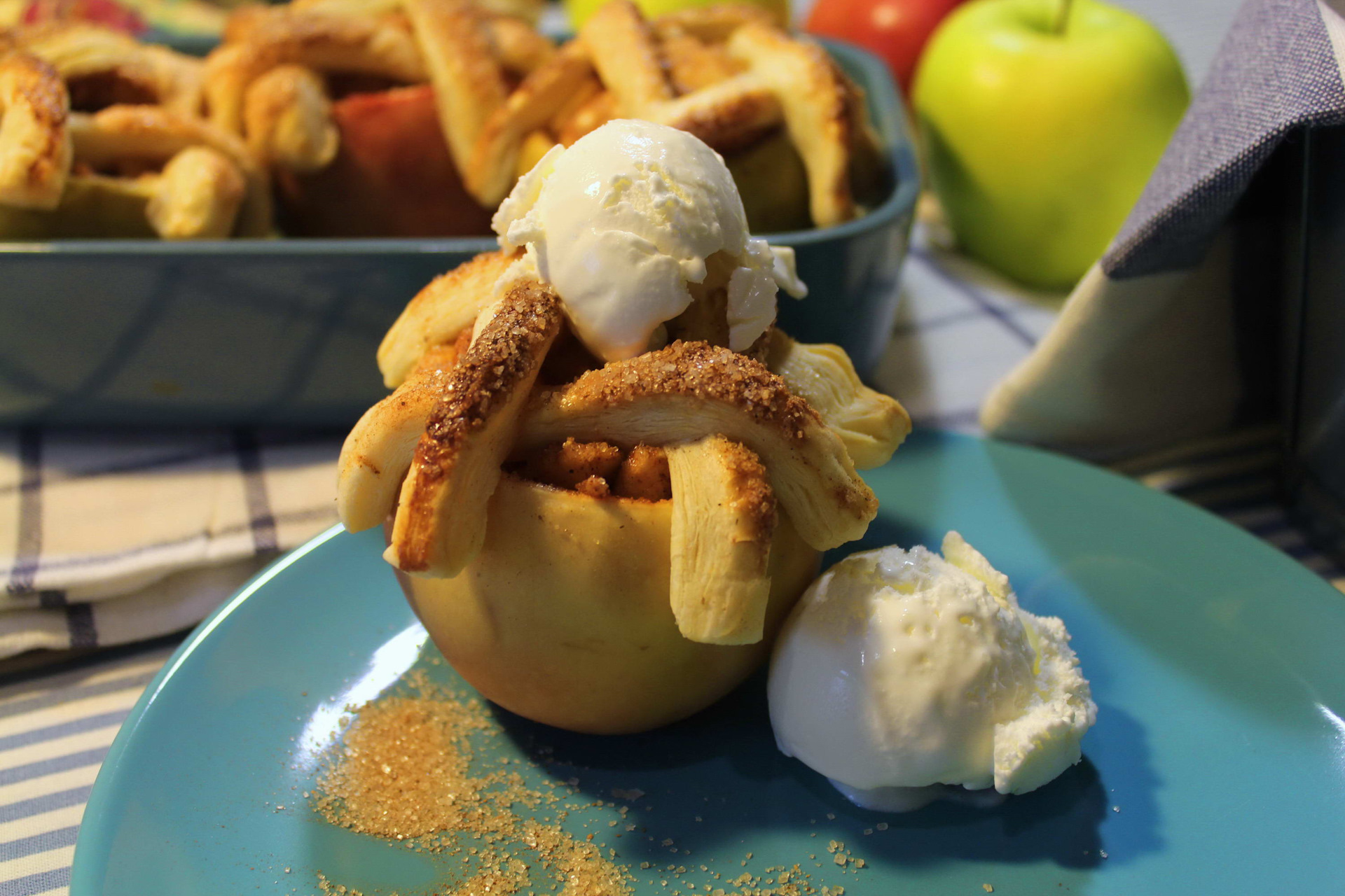 Яблоки с корицей в тесте рецепт. Яблоки запеченные в тесте. Запеченные яблоки с корицей. Запеченные яблоки с медом. Десерт с яблоком и корицей.