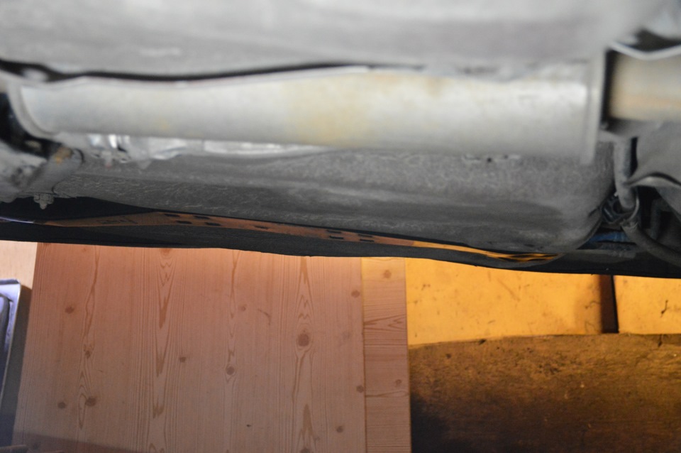 Накладка для топливных трубок после установки — Volkswagen Golf Mk4