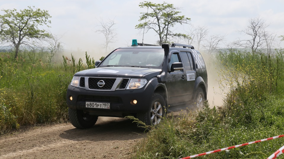 Ниссан патфайндер аварийный. Nissan Pathfinder 2012. Патфайндер 2. Ниссан Патфайндер на 35 колесах. Патфайндер 2008.