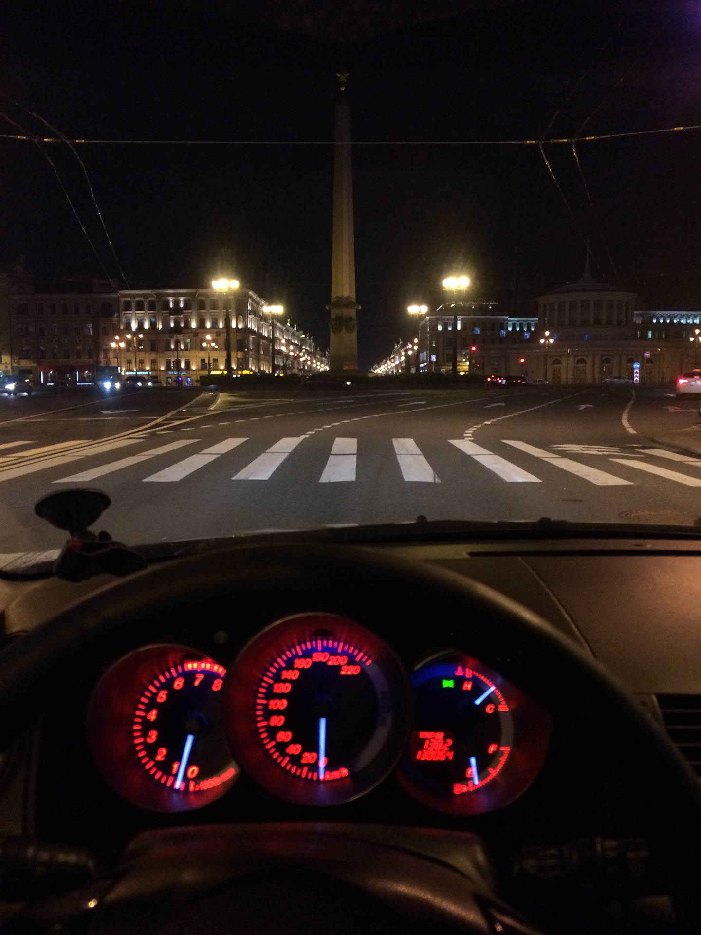 Вид из машины на ночной город