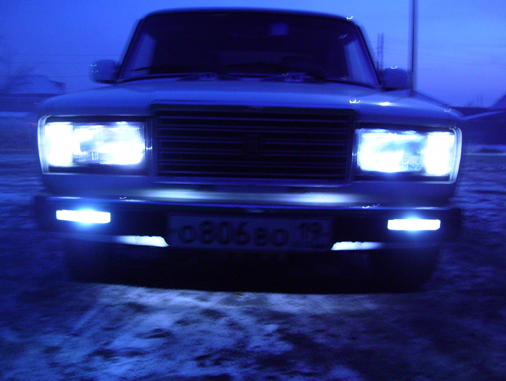 Света семерка. ВАЗ 2107 С синими фарами. Белые фары на ВАЗ 2107. ВАЗ 2107 фары опер. ВАЗ 2107 American Style.