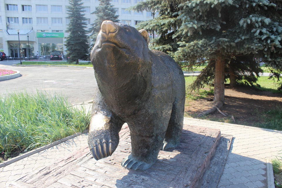 Памятник медведю в Перми. Пермский медведь памятник. Пермский медведь памятник Пермь. Медведь памятник гостиница Урал Пермь.