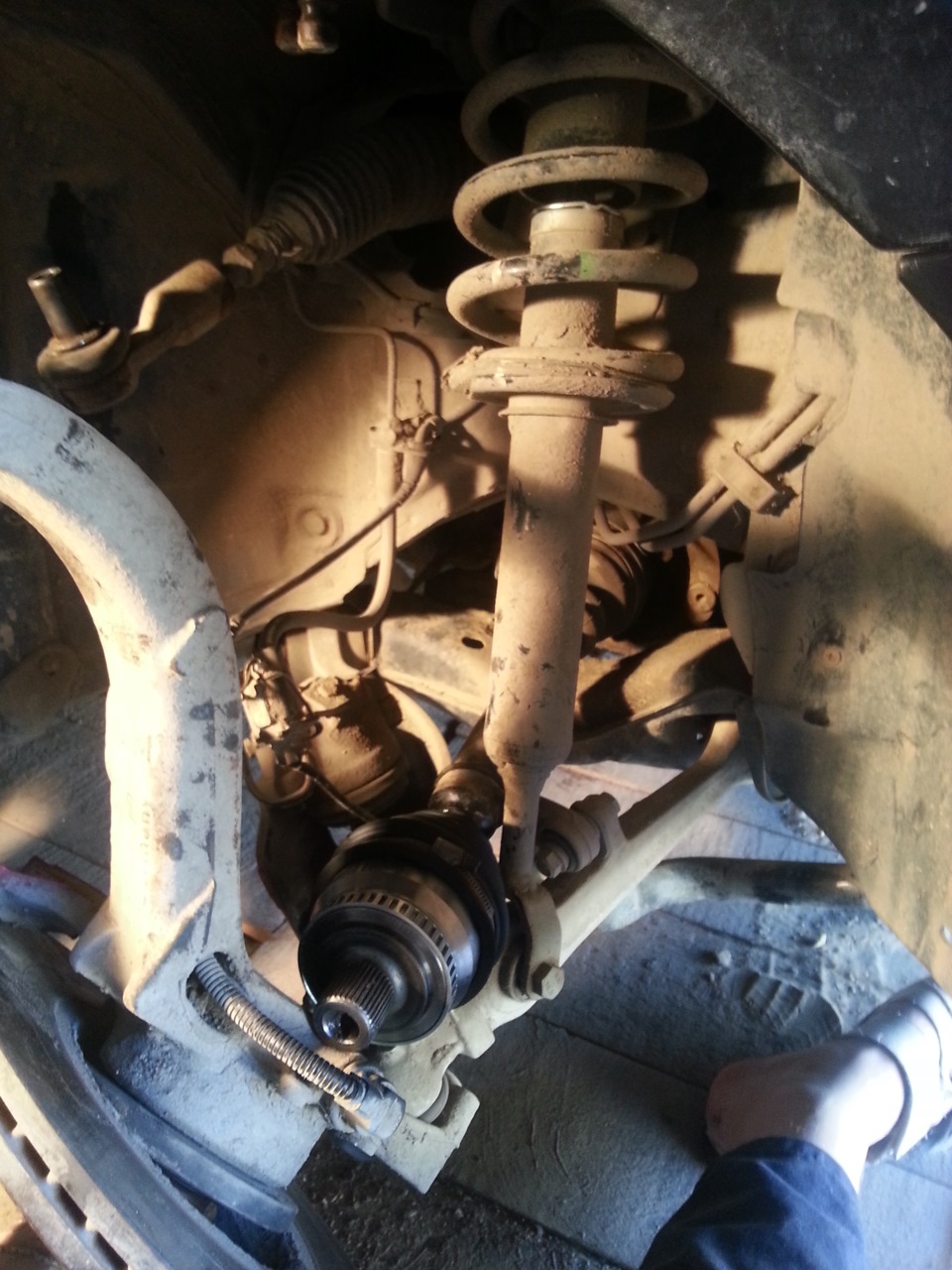 Замена внешнего шруса спереди справа — Volkswagen Passat Variant (B5 ...
