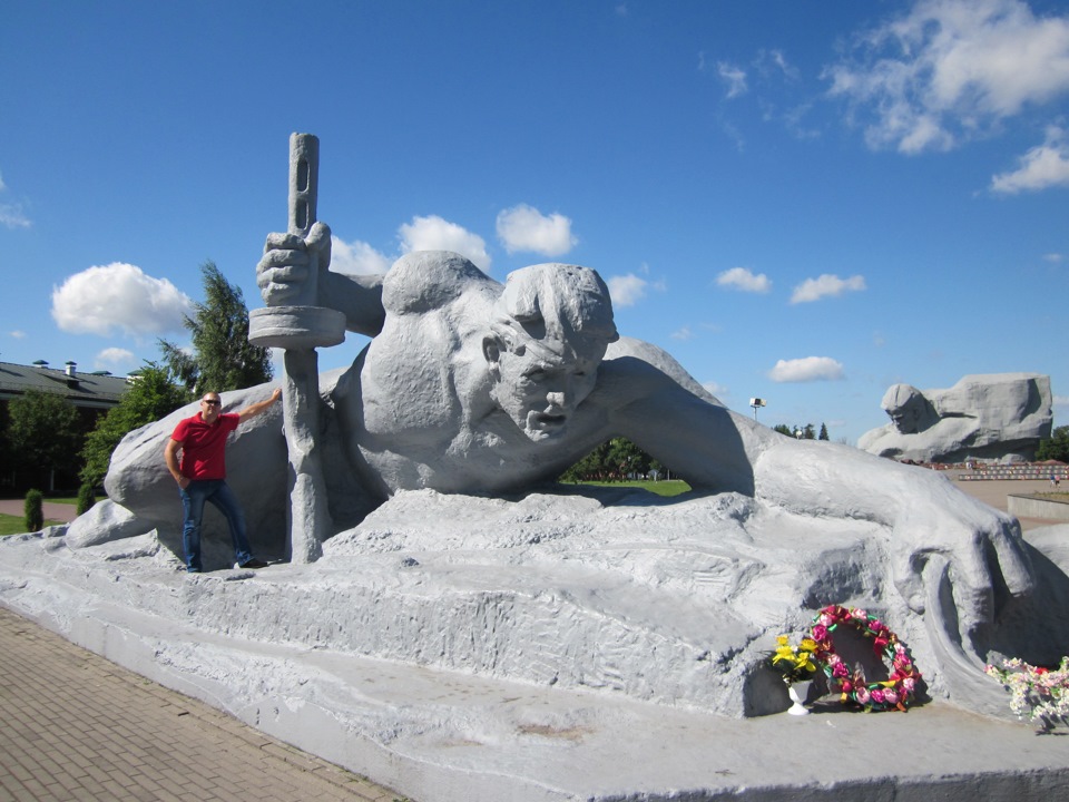 Брестская крепость герой. Парк миниатюр Таиланд памятник Брестской крепости. Тамбов Петропавловске крепость-герой фото.