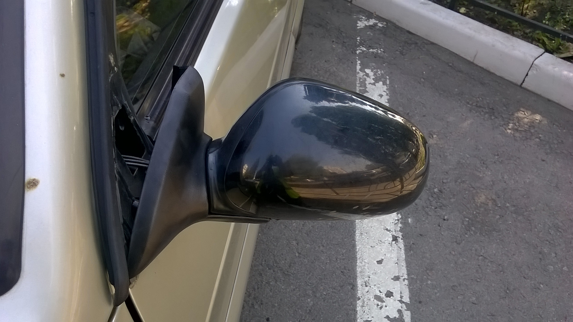 Сломанное зеркало на машине