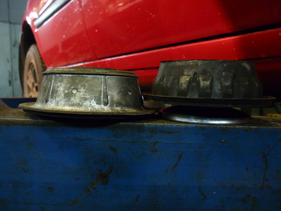 Замена опоры стоек. — Volkswagen Golf Mk3, 1,8 л, 1992 года | своими ...