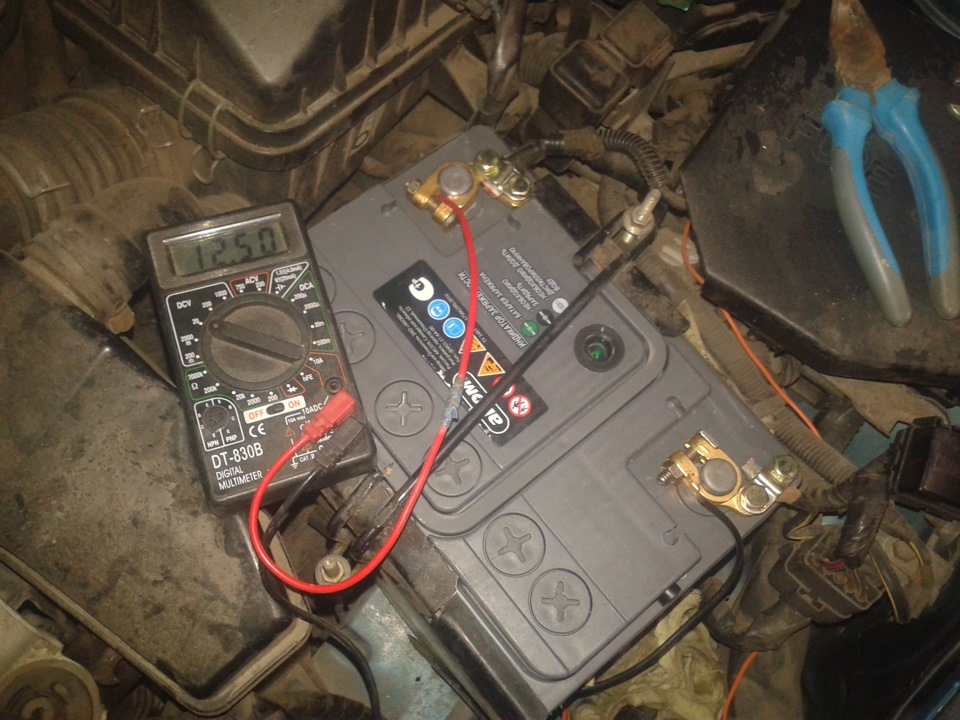 Новый аккумулятор старый одним словом за долбал! на мусор! — Mazda 626 ...