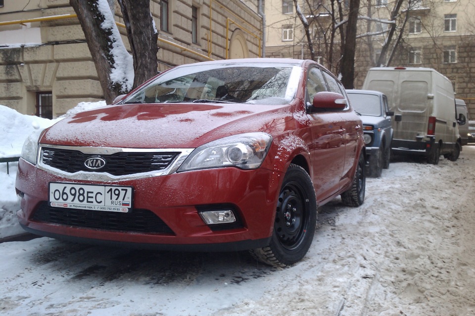 Моя вторая фотка. Это я у здания ГАИ, только что получил номера! — KIA Ceed (1G)